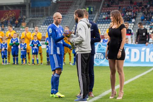 Michal Vepřek blahopřeje  Laco Onofrejovi k jeho 40-nám